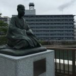 芭蕉庵史跡展望庭園内の芭蕉像